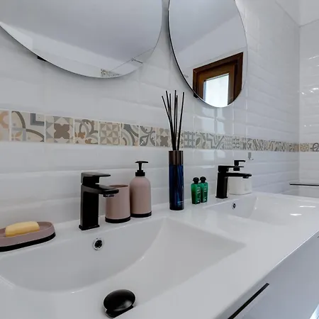Casa Nini - 6 Com Ac E A 100 M Da Monica Isabel Апартаменты